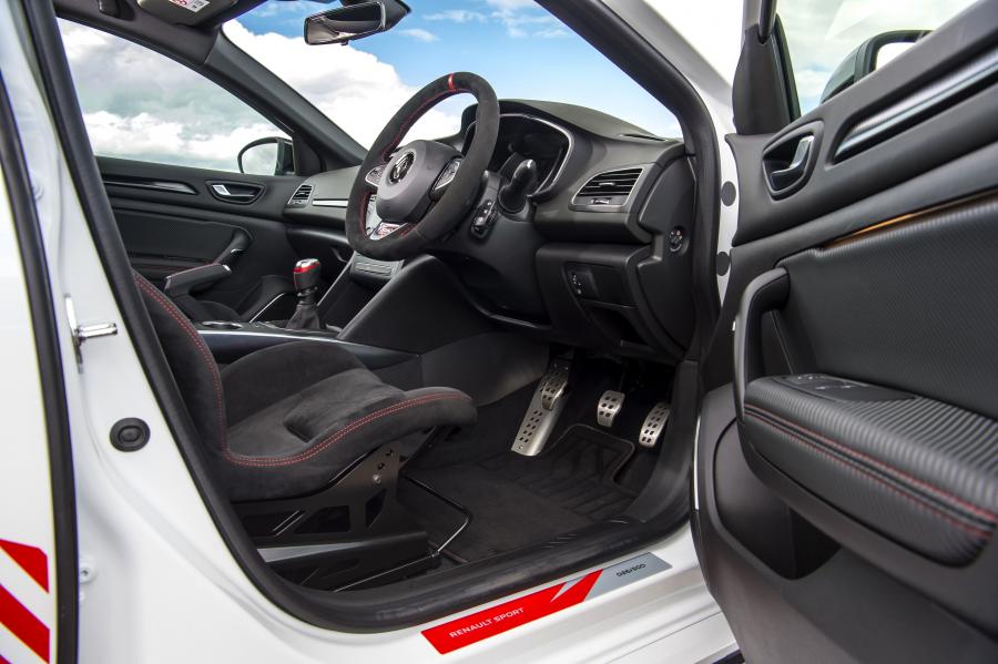 Интерьер Renault Megane R.S. Trophy-R 2019 года  (UK) (фото 41 из 46)